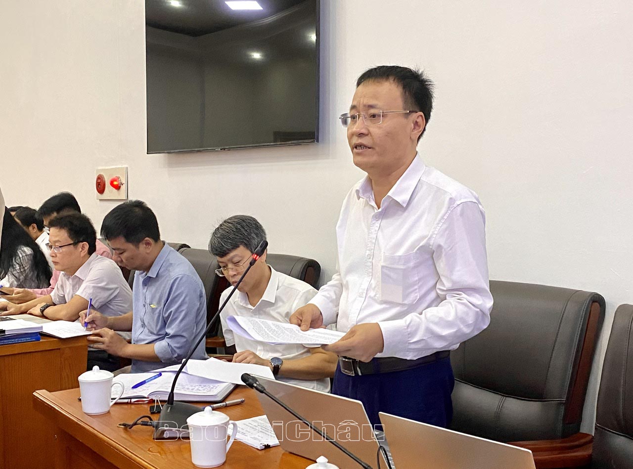 Lãnh đạo Sở Kế hoạch và Đầu tư báo cáo kết quả thực hiện các Chương trình mục tiêu quốc gia trên địa bàn tỉnh Lai Châu. 